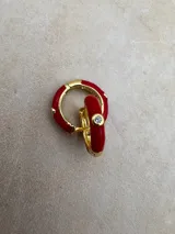 Set de aros tipo argolla con base dorada y esmalte de colores: blanco, azul, turquesa, negro y rojo.