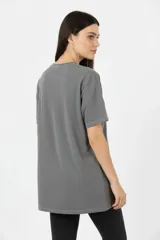 Remera blanca de algodón con cuello redondo y manga corta, presenta un estampado central de un cassette con auriculares y la frase 'everything I couldn't tell you'.