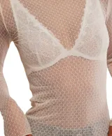 Top de manga larga color marrón, confeccionado en tejido transparente y texturizado con pequeños puntos en relieve. Presenta cuello fruncido y terminación elástica.