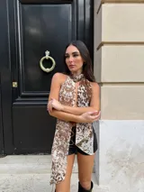 Top halter con estampado animal print de vaca, con tiras finas que se atan en la nuca y en la espalda.