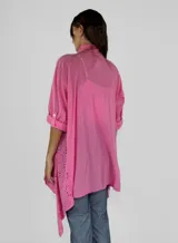 Camisola color beige con calados circulares, mangas 3/4 con trabilla y cuello con solapa.