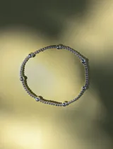 Pulsera elástica de cuentas de 2 y 4 mm en oro laminado 14 kilates.