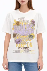 Remera negra de algodón, manga corta, con cuello redondo y diseño gráfico estampado en el pecho que incluye un sol, flores y la leyenda 'Since 1973'.