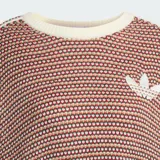 Buzo Adidas Holiday Pack tejido de punto con diseño estampado multicolor, cuello redondo y las clásicas tres tiras en las mangas.
