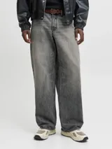 Jean de corte wide leg y tiro alto, con diseño de cinco bolsillos y lavado stonewash que le otorga un aspecto desgastado. Presenta un calce amplio y relajado desde el muslo hasta el ruedo.