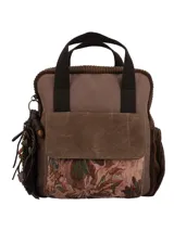 Mochila marrón de diseño patchwork y estilo bohemio, confeccionada en material textil. Cuenta con compartimento principal con cierre, bolsillo frontal con solapa decorada con tapicería estampada, bolsillos laterales, asas superiores fijas y correas ajustables. Incluye un llavero colgante lateral con borla y cuentas decorativas.