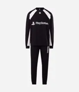 Pijama masculino compuesto por remera de manga larga con cuello redondo y pantalón largo tipo jogger. El conjunto presenta un diseño en color negro con detalles en blanco y estampados oficiales de la marca PlayStation.