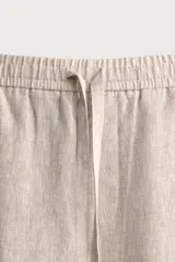 Pantalón relaxed fit de lino color negro, con cintura elástica ajustable con cordón y bolsillos frontales.