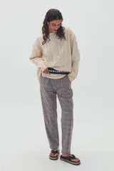 Pantalón de vestir con estampado a cuadros en tonos grises y negros.