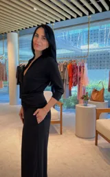 Mono largo color rojo, con escote en V, mangas 3/4 y detalle de faja fruncida en la cintura. Incluye bolsillos laterales.