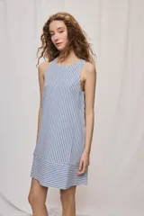 Vestido corto sin mangas con escote redondo y diseño evasé a rayas verticales celestes y blancas, con detalle de rayas horizontales en el ruedo.