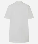 Remera de manga corta color blanco roto con cuello redondo. Presenta un estampado grande en el frente con la palabra "TROY" en letras rojas con textura de puntos blancos, y un collage de cuatro imágenes del actor Zac Efron en su papel de Troy Bolton de High School Musical, rodeado de estrellas rojas.