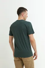 Remera verde oliva de manga corta con escote en V.