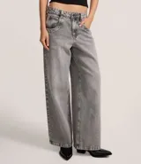 Pantalón skater de jean color gris con lavado dirty, tiro bajo, trabillas anchas en la cintura y bolsillos diferenciados.