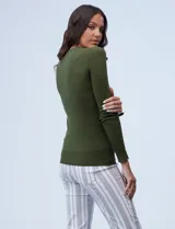 Buzo rojo de tejido fino con cuello redondo y mangas largas. Detalle de botones dorados en los puños.