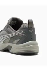 Championes deportivos Puma modelo Milenio Tech LT, en color beige con detalles metalizados en tono plateado. Cuenta con diseño de malla transpirable, cordones al tono y suela robusta con amortiguación.