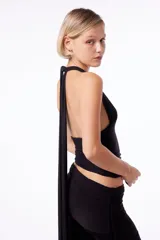 Top negro de microfibra con cuello halter, drapeado en los laterales y tiras largas para anudar.