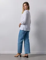 Blusa amarilla texturada con escote redondo y mangas 3/4 con puño elastizado. Aplique de broderie en escote y mangas. Marca Ruby Rd.