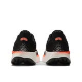 Championes de running New Balance Fresh Foam X 1080v12, color negro con detalles en blanco y naranja.
