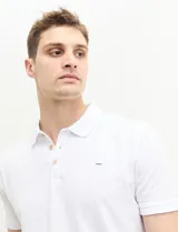 Remera azul con cuello polo y tapeta de dos botones.