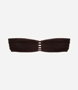 Top de bikini bandeau color marrón en tejido de microfibra texturizado, sin breteles y con detalle calado central de tiras horizontales.