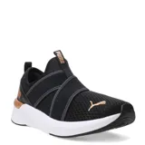 Championes Puma Softride Harli Slip On, color negro con suela blanca y detalles en color bronce. Diseño sin cordones con bandas elásticas cruzadas, capellada textil transpirable y amortiguación confortable.