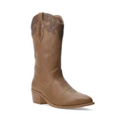 Botas de mujer estilo cowboy, color marrón claro (tan), de caña media. Presentan costuras decorativas en el empeine y detalles en relieve con textura de piel de serpiente en la parte superior de la caña. Tienen un taco bajo y ancho de madera apilada.