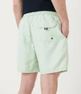 Bermuda de baño masculina Marfinno de microfibra con efecto lavado y color amarillo claro, con cintura elástica ajustable mediante cordón, bolsillos laterales y un bolsillo trasero con cierre.
