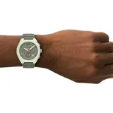 Reloj cronógrafo Armani Exchange con caja de 44 mm en color verde claro y correa de silicona en tono verde oliva. Presenta esfera gris con detalles en rojo, manecillas luminiscentes y ventana de fecha.
