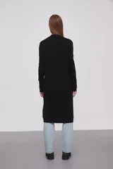 Saco largo abierto de viscosa, con mangas largas y diseño holgado.