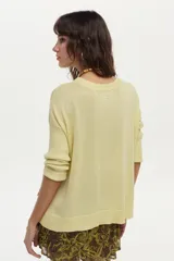 Sweater de punto con escote en V y mangas cortas, confeccionado con hilo metalizado con lurex, de calce cómodo y holgado.