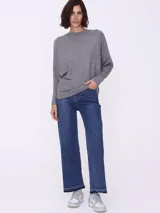 Pantalón de jean azul de corte ancho.