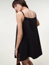 Vestido corto de popelina de algodón color arena, con diseño fluido, breteles finos y detalle de lazo ajustable en el escote.