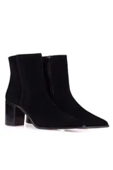Bota corta de gamuza negra con taco bloque.