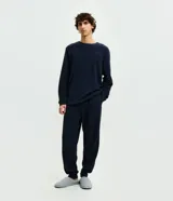 Pijama largo de hombre compuesto por una remera de manga larga con cuello redondo y un pantalón tipo jogging con cintura elástica. Confeccionado en tejido de viscolycra suave y ligero, con acabado liso.