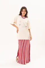 Remerón oversize de algodón color manteca, con mangas cortas y estampa exclusiva temática marina en el frente.
