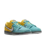 Championes Nike SB Dunk Low Pro con paneles delanteros de gamuza turquesa y parte trasera de cuero liso amarillo, con swoosh holográfico brillante y suela gris.