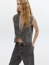 Chaleco gris oscuro de denim con corte entallado y cuello en V.