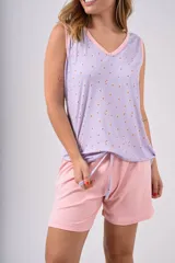 Conjunto de pijama sin mangas, compuesto por un top con cuello en V y ribete en contraste, y un short con cintura elástica. El top es de color lila con estampado floral y el short es de color rosa.