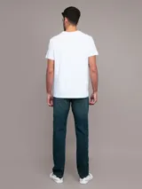 Jeans de corte recto y talle medio, confeccionados en denim elástico con diseño clásico de cinco bolsillos, cierre de cremallera y botón.