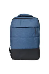 Mochila azul con base negra, con compartimento para laptop, cable USB y enganche para valija.