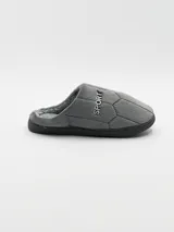 Pantufla gris con diseño acolchado en forma de rombos imitando un balón de fútbol, con la palabra "SPORT" bordada en el lateral y suela de goma.