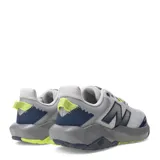 Championes de trail running New Balance Nitrel, color gris con detalles en azul marino y acentos en amarillo flúor. Presentan suela con tecnología AT Tread y puntera Toe Protect.