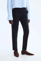 Pantalón tobillero de vestir color azul marino, corte recto y ajustado, con cintura estándar y bolsillos al bies.