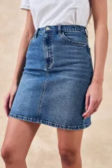 Minifalda de jean azul con lavado medio, corte recto y tiro alto.