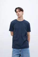 Remera de manga corta color blanco, con cuello redondo y corte holgado.