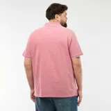 Remera tipo polo de manga corta en color rojo jaspeado, con cuello y bordes de mangas con detalle de línea blanca. Presenta cierre frontal de tres botones y logo pequeño bordado en el pecho.