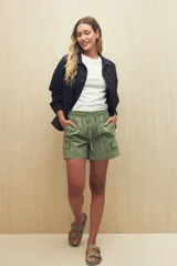 Short negro estilo cargo con cintura elastizada y cordón ajustable. Presenta bolsillos laterales con tapa y calce relajado.