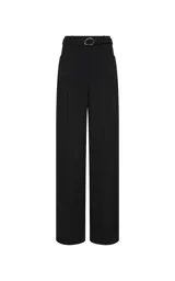 Pantalón sastrero de tiro alto en color negro, con corte ancho y fluido. Presenta pliegues delanteros, cintura estructurada con trabillas y bolsillos laterales. Incluye un cinturón de tela a juego con hebilla metálica ovalada.