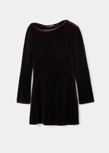 Vestido corto de terciopelo con brillos, diseño entallado, cuello asimétrico y manga larga.